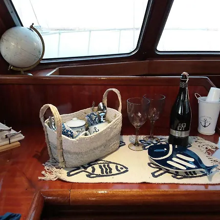 Costanza Boat Bateau-hôtel Marzamemi